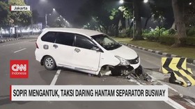 VIDEO: Sopir Mengantuk, Taksi Daring Hantam Separator Busway