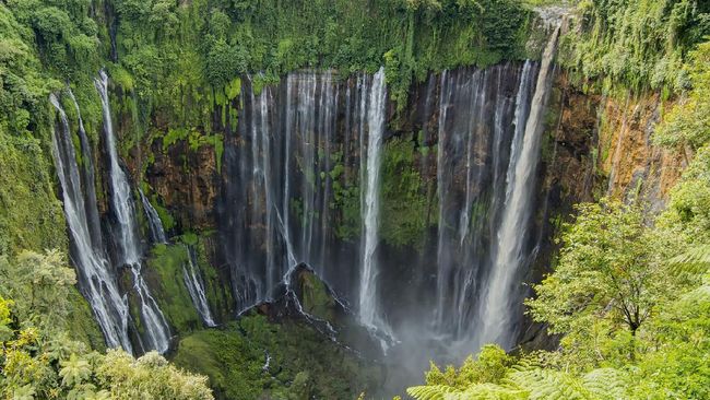 Membayangkan berada di dekat air terjun yang menyegarkan mungkin seketika dapat menghilangkan hawa panas di sekitar kita.