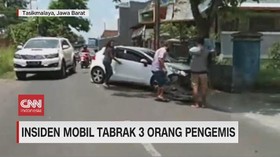 VIDEO: Insiden Mobil Tabrak 3 Orang Pengemis