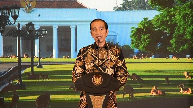 Saat membuka ratas penanganan Covid-19 dan pemulihan ekonomi nasional, Presiden Jokowi meminta pembuatan rencana produksi vaksin dalam dua minggu ke depan.