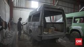 FOTO: Melihat dari Dekat Bengkel Pembuatan Mobil Ambulans Semakin meningkatnya jumlah penambahan kasus positif covid-19 per hari berdampak pada meningkatnya pemenuhan alat kesehatan termasuk ambulans.