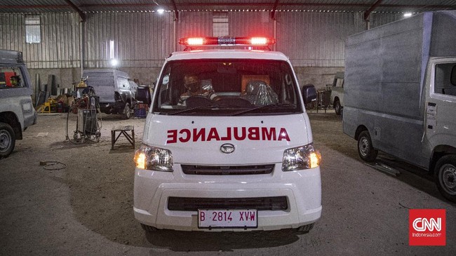 Warga boleh mengawal mobil Ambulans, namun harus tertib dan tidak ugal-ugalan atau bahkan sampai merusak kendaraan lain.