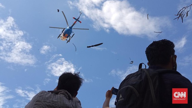 Empat polisi yang terlibat dalam pembubaran demo di kendari dengan memakai helikopter terbang rendah akan menjalani sidang etik dan disiplin.