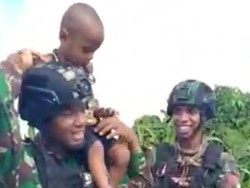 Viral Bocah Papua Nangis Tak Mau Ditinggal Prajurit TNI, Begini Ceritanya