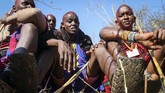 FOTO: Suku Maasai Gelar Upacara Tradisi di Tengah Pandemi Suku Maasai di Kenya menggelar upacara tradisional mereka di tengah pandemi pada Rabu (23/9). (AP Photo)