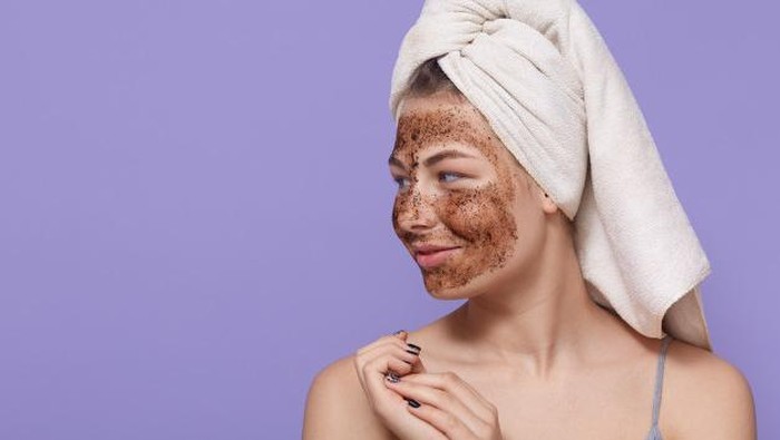 Terbukti Aman, Inilah Cara Lain Exfoliate Kulit Tanpa Menggunakan Scrub
