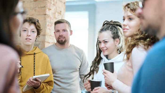 Jangan Sampai Keceplosan, Hindari Ngomongin Hal Ini ke Teman Kantor