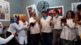 Buka Masker dan Tak Jaga Jarak, Akhyar Nyanyi Bareng Relawan
