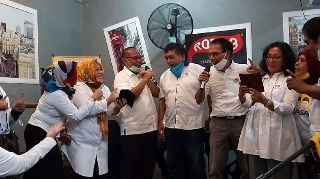 Acara Deklarasi Relawan Akhyar Salman Alfarisi di Cafe Roda Tiga Jalan Sei Serayu Medan, Sabtu (26/9), digelar tanpa mengindahkan protokol kesehatan.