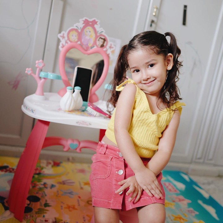 <p>Wajahnya yang menggemaskan dan cantik rupawan, Seraphina Rose juga tak kalah pantai berpose di depan kamera lho, Bunda. (Foto: Instagram @yaswildblood)</p>
