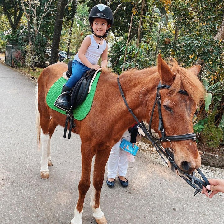 <p>Selain suka berfoto ala Princess, putri cantik Yasmine Wildblood ini juga berani naik kuda sendirian, lho. (Foto: Instagram @yaswildblood)</p>