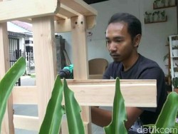Pedagang Ini Menjadi Perajin Kayu Limbah di Masa Pandemi