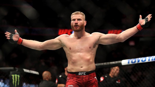 Jan Blachowicz mempertahankan gelar light heavyweight UFC setelah mengalahkan Israel Adesanya di UFC 259, Minggu (7/3).