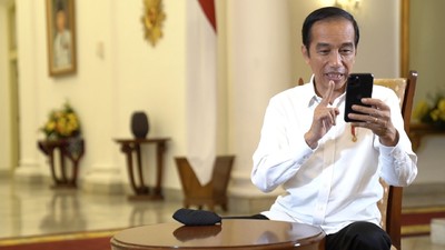 Presiden Jokowi mengatakan informasi soal gerak-gerik partai politik dari sumber bayangan itu hanya dimiliki olehnya karena diberikan intelijen secara langsung.