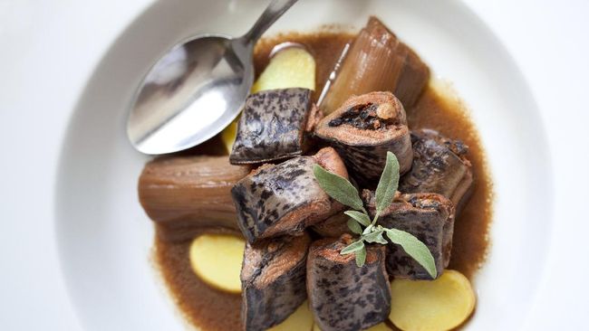 Setiap negara punya makanan unik, aneh, bahkan menantang karena tak lazim dimakan. Berikut enam makanan lokal paling menantang dari seluruh dunia.