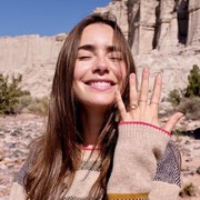 Intip Gaun Pengantin Unik Lily Collins yang Terinspirasi dari Putri Negeri Dongeng