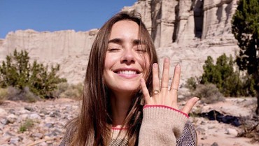 Pamer Cincin, Lily Collins Resmi Dilamar Charlie McDowell