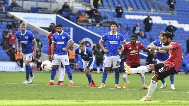 Klasemen Liga Inggris mengalami perubahan setelah Manchester United menang 3-2 atas Brighton berkat gol penalti Bruno Fernandes.