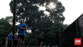 FOTO: PSBB Ketat Tak Halangi Warga Tetap Olahraga di GBK