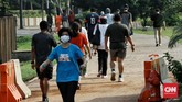 FOTO: PSBB Ketat Tak Halangi Warga Tetap Olahraga di GBK Warga kembali menyambangi kawasan Gelora Bung Karno (GBK) Senayan Jakarta, Minggu (27/9) pagi, meski masih dalam masa PSBB ketat.