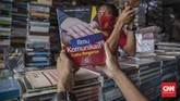 FOTO: Pasar Buku Kwitang Mencoba Bertahan di Tengah Pandemi Kondisi PSBB di Jakarta yang kembali diperketat dan kebijakan belajar online membuat omzet pedangan buku Kwitang semakin suram.