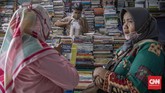 FOTO: Pasar Buku Kwitang Mencoba Bertahan di Tengah Pandemi Kondisi PSBB di Jakarta yang kembali diperketat dan kebijakan belajar online membuat omzet pedangan buku Kwitang semakin suram.