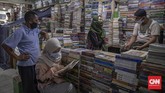 FOTO: Pasar Buku Kwitang Mencoba Bertahan di Tengah Pandemi Kondisi PSBB di Jakarta yang kembali diperketat dan kebijakan belajar online membuat omzet pedangan buku Kwitang semakin suram.
