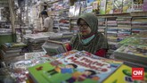 FOTO: Pasar Buku Kwitang Mencoba Bertahan di Tengah Pandemi Kondisi PSBB di Jakarta yang kembali diperketat dan kebijakan belajar online membuat omzet pedangan buku Kwitang semakin suram.