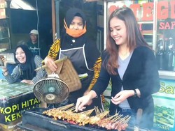 Geulis Pisan! Teteh Siti Penjual Sate Kelinci yang Lezat