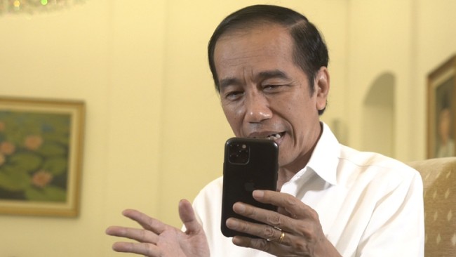 Presiden Jokowi menargetkan mendatangkan hingga 426 juta dosis vaksin corona yang akan digunakan untuk vaksinasi massal terhadap 182 juta penduduk.