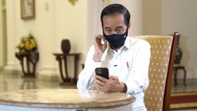 Jokowi Larang Penerima Bantuan Pakai Duit Beli HP
