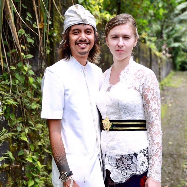 <p>Veronika ternyata jatuh hati dengan sang suami, yang ditemuinya saat kehilangan passport di Indonesia, Bunda. (Foto: Instagram @vero_bule)</p>