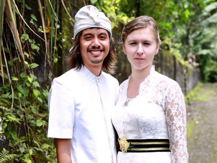 7 Potret Bule Cantik Dinikahi Pria Bali, Minder Tak Bisa Menyetrika
