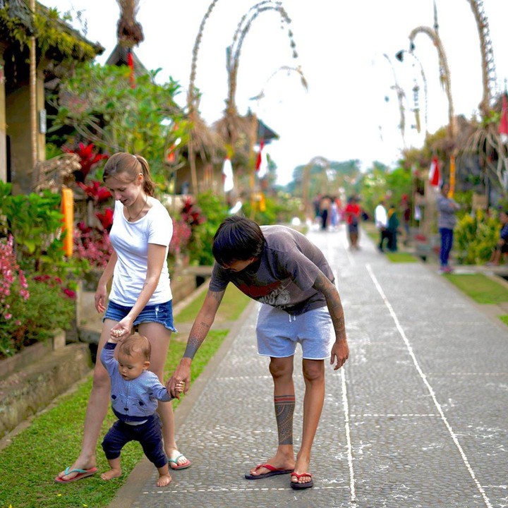 <p>Bule cantik ini pernah curhat tentang perbedaan cara membesarkan anak beda negara di Bali. Ia sempat terganggu dengan keluarga sang suami, yang memperbolehkan anaknya makan apa saja. (Foto: Instagram @vero_bule)</p>