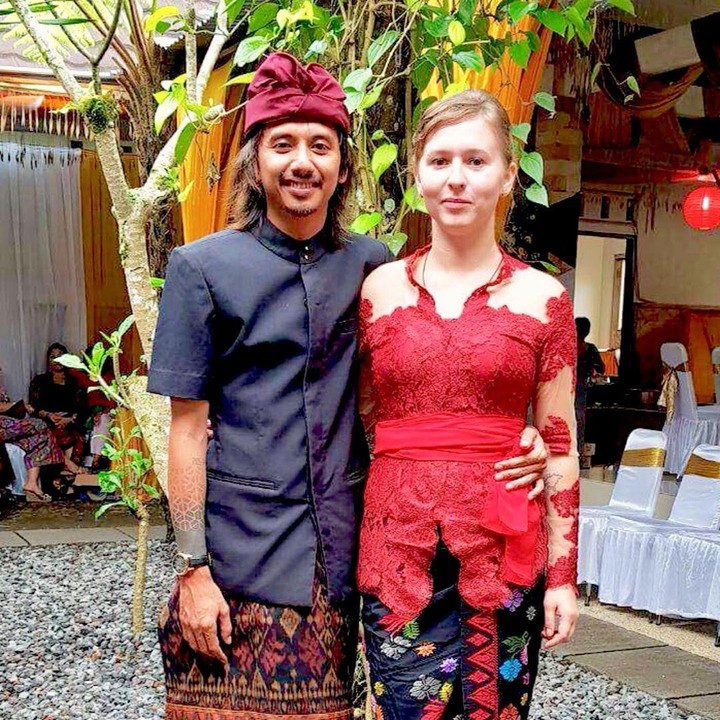 7 Potret Bule Cantik Dinikahi Pria Bali Minder Tak Bisa Menyetrika