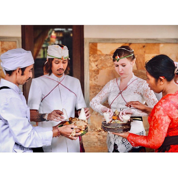 <p>Dalam unggahan di Instagram miliknya, Veronika beberapa kali mengikuti upacara adat Bali bersama suaminya. (Foto: Instagram @vero_bule)</p>