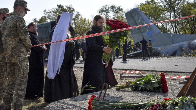 FOTO: Puing Tragedi Pesawat Latihan Militer Jatuh di Ukraina