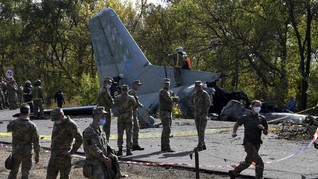FOTO: Puing Tragedi Pesawat Latihan Militer Jatuh di Ukraina