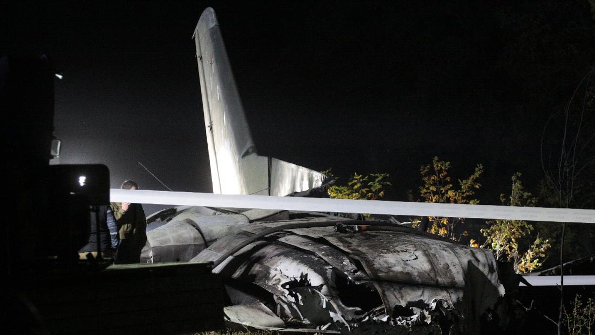FOTO: Puing Tragedi Pesawat Latihan Militer Jatuh di Ukraina