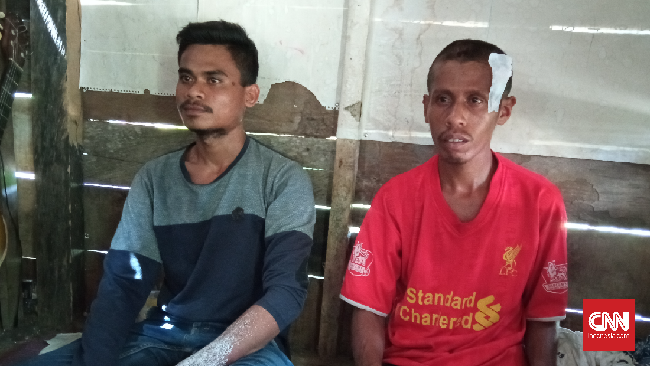 Dua pekerja bangunan, La Duma dan La Iwan melintas saat tengah terjadi demo berujung bentrokdi Kendari, Sabtu kemarin. Keduanya turut jadi sasaran polisi. 