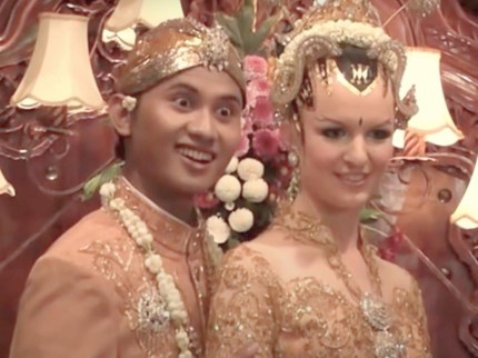 Bule Jerman Nikahi Pria Jawa, Cantik Pakai Sanggul dan Paes