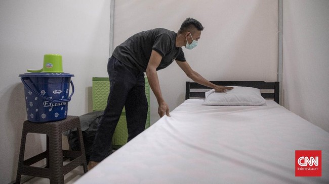 Pasien positif Covid-19 yang melakukan isolasi di hotel dilarang keluar kamar dan menerima tamu. Sehari, mereka hanya diberi kesempatan 15 menit untuk olahraga.
