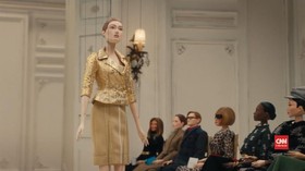 Kala Boneka Jadi Model Fashion Show Moschino