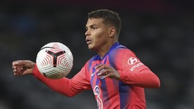 Debut Thiago Silva di Liga Inggris: Kapten, Blunder, dan Seri
