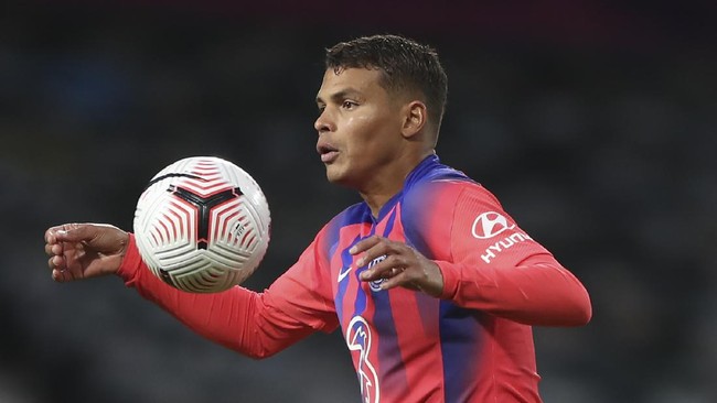 Debut Thiago Silva di Liga Inggris tak berjalan mulus akibat blunder yang membuat Chelsea gagal menang lawan West Bromwich Albion.