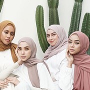 5 Bahan dan Model Pashmina yang Cantik Dipakai Kondangan