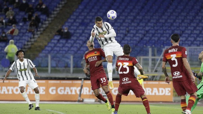 Cristiano Ronaldo muncul sebagai penyelamat Juventus saat bermain imbang 2-2 melawan AS Roma dalam laga lanjutan Liga Italia.