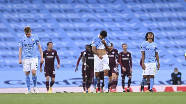 Manchester City menelan kekalahan telak ketika menjamu Leicester City lantaran ulah tiga pemain belakang yang teledor di kotak penalti.