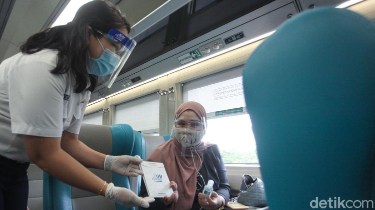 Di peringatan Hari Kereta Api Nasional, PT KAI membagikan masker gratis kepada para penumpang sebagai bentuk pencegahan Corona di masa Pandemi.