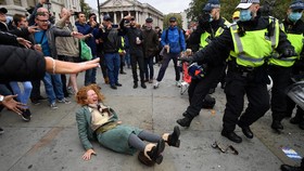 FOTO: Demo Anti Lockdown di Inggris Berakhir Ricuh